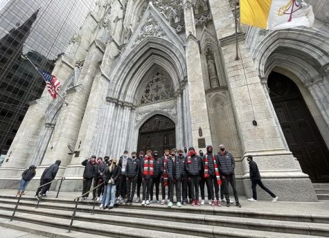 THE MONARCH WAY: The Mater Dei Boys’ Basketball team poses in front of Saint Patrick’s cathedral in New York City. Senior Kaden Minter remembers the trip as a great learning experience and important for bonding among the team members. He is excited to be traveling again safely after two seasons of limitations and travel restrictions. “This year weve been pretty fortunate to travel a lot,” Minter said. “Weve gone to New York, Chicago, Palm Springs, Santa Barbara, and Florida. It’s been really fun.” (Photo courtesy of Kaden Minter)