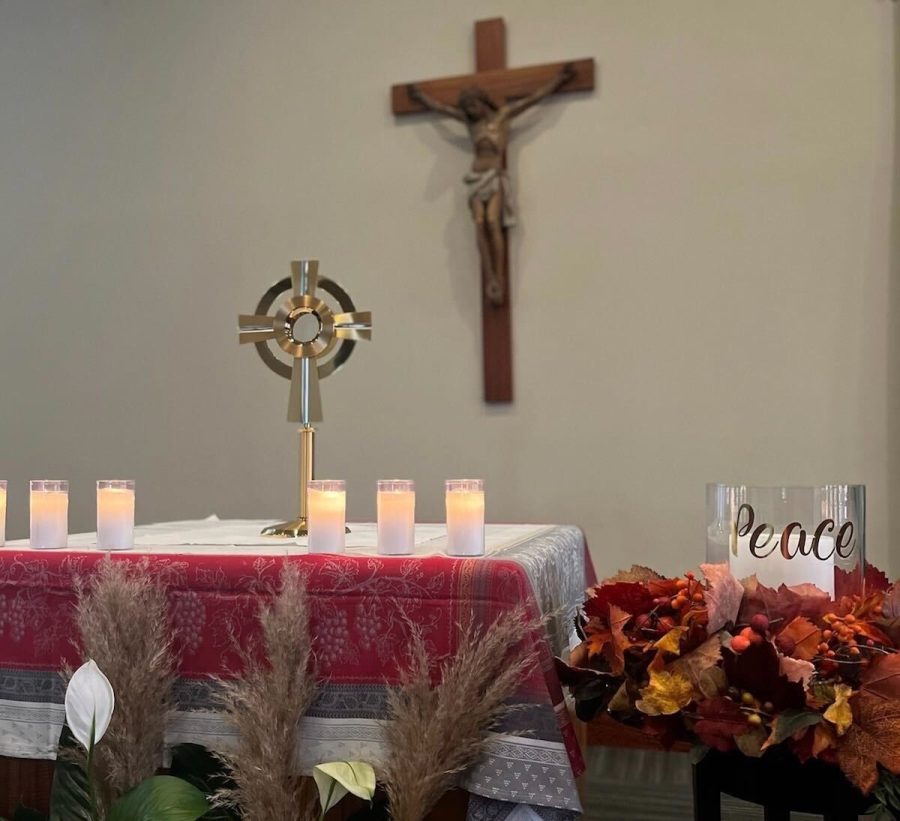 THE+REAL+PRESENCE+Eucharistic+Adoration+is+held+in+the+Chapel+every+Friday+during+both+lunches%2C+allowing+the+opportunity+for+students+to+spend+time+with+Jesus.+This+fosters+a+love+for+God+throughout+the+Mater+Dei+community%2C+which+ultimately+contributes+to+the+worldwide+Eucharistic+Revival+that+is+taking+place+in+the+Catholic+Church.