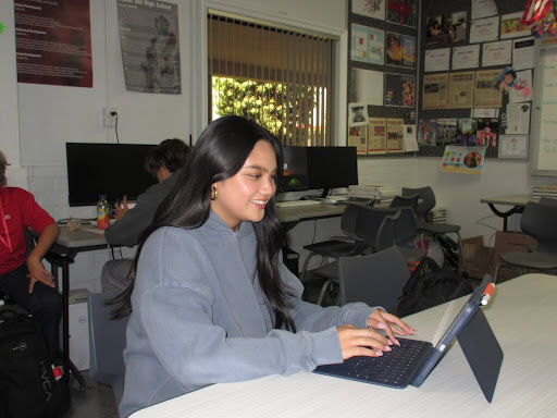 ETERNALLY EDITING Senior Sam De Guzman, the Copy Chief of The Scarlet Scroll, works on revising news briefs. All the students in the team work hard to provide factual and interesting stories about Mater Dei. As a student editor, De Guzman continues to guide students like her previous editors did when she first joined. Photo by Suzanna Tran, staff reporter of The Scarlet Scroll. 