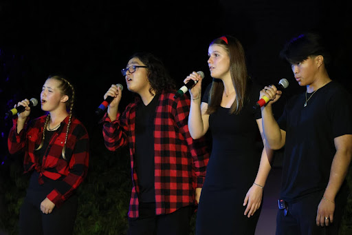 SING THE NIGHT AWAY Members of Mater Dei’s a cappella ensemble Vocal FX soulfully perform their song Dancing On My Own at MD Unplugged. Vocal FX primarily sings pop songs using unique vocal arrangements that showcase a beautiful blend of voices. Not only do they create wonderful music, but they also foster a sense of community. Sophomore Sydnie Hansen appreciates the bonding between members of Vocal FX as they sing. “I love each person in Vocal FX—they are kind, funny, and so incredibly talented,” Hansen said. “It is always so fun to sing such awesome [songs] together!”