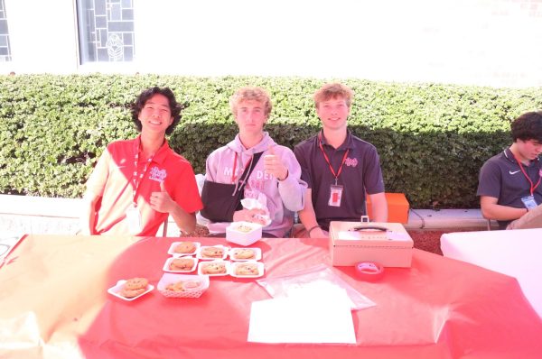 FOOD FOR FIRE HELP The Mater Dei Boys Lacrosse Team poses for a photo with their donated cookies at the food fair to benefit those affected by the fires. The money raised from the cookies sold will go straight to Los Angeles, and assist those who lost their homes. “Seeing everyone come together and pitch in to raise money really showed me what our school is capable of,” sophomore Olivia Sullivan says. 